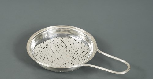 Lot 511 - A George III silver lemon strainer