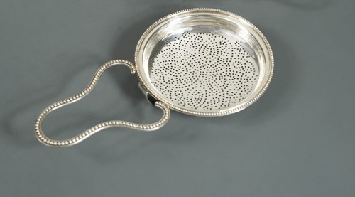 Lot 512 - A George III silver lemon strainer