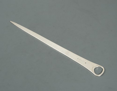 Lot 623 - Newcastle - A George III silver meat skewer
