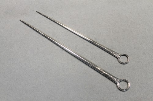 Lot 509 - A George III silver meat skewer and matching game skewer