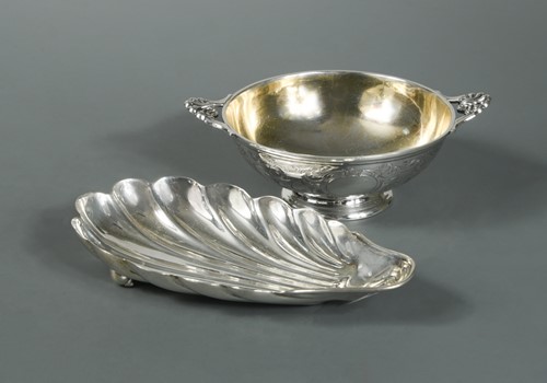 Lot 558 - A Victorian silver shell dish and quaich