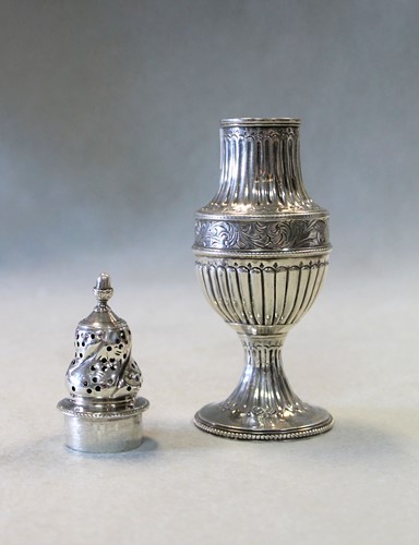 Lot 495 - A George III silver spice caster