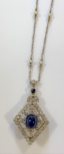 Lot 171 - A Belle Epoque cabochon sapphire and diamond brooch / pendant and chain