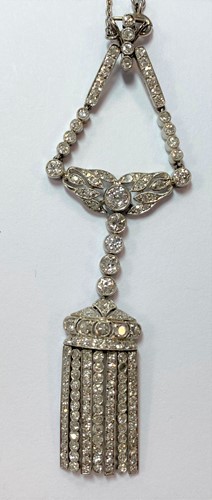 Lot 181 - An art Deco diamond pendant necklace