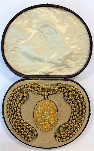 Lot 187 - A long chain and double hinged locket