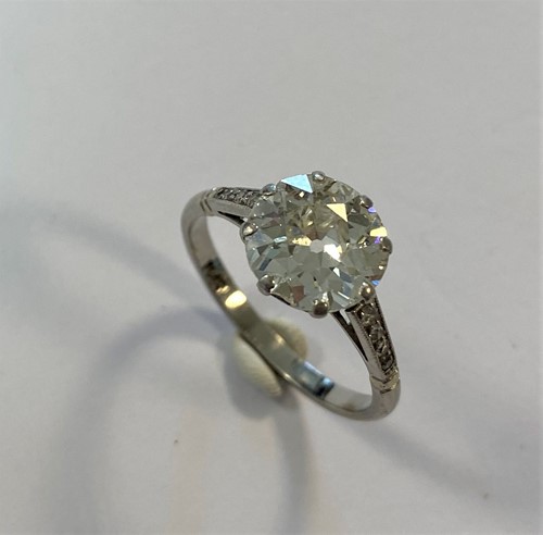 Lot 200 - A single stone diamond ring
