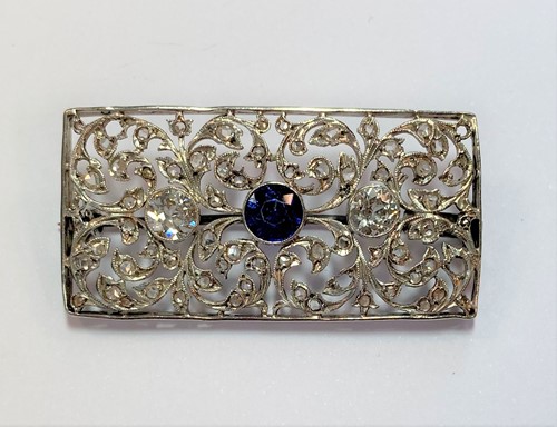 Lot 172 - A plaque brooch set with sapphire and diamonds