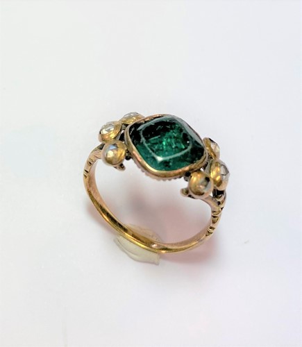 Lot 163 - A Georgian emerald and diamond ring
