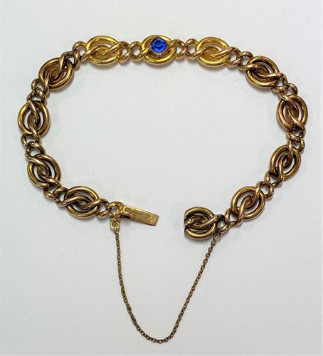 Lot 9 - A twisted link bracelet