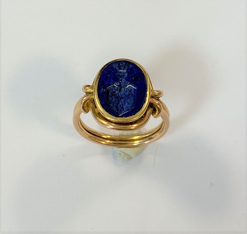 Lot 113 - An intaglio seal ring of lapis lazuli