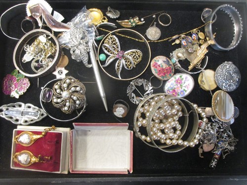 Lot 188 - A quantity of silver and costume jewellery