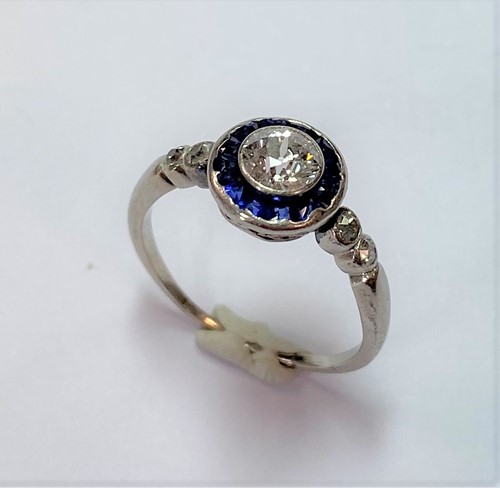 Lot 177 - An Art Deco sapphire and diamond target style ring