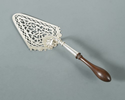 Lot 524 - A George III silver serving trowel