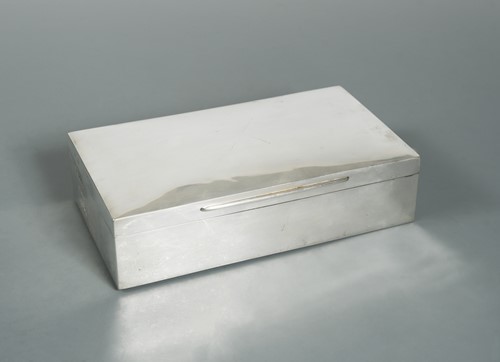 Lot 593 - An Edward VII silver table cigarette box