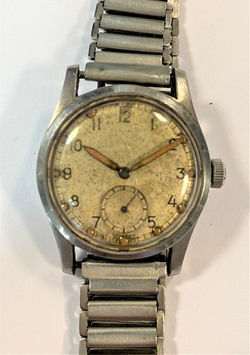 Lot 260 - Record - A stainless steel WW2 British Army issue wristwatch