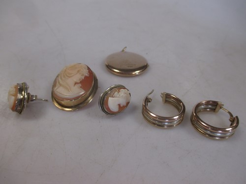 Lot 182 - A 15ct gold locket, together with a cameo...