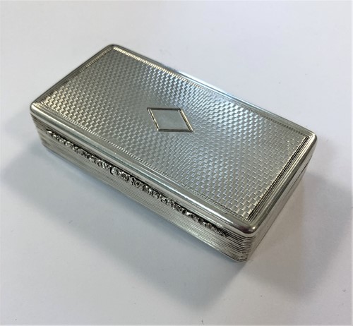 Lot 386 - A Victorian silver snuff box