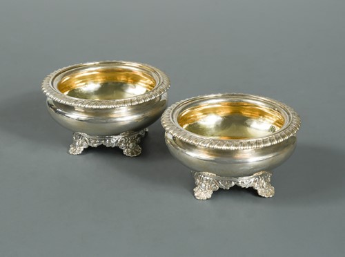 Lot 546 - A pair of Victorian silver cauldron salts by Robert Hennell III