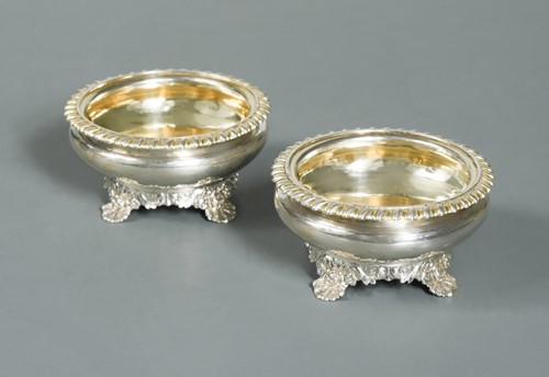 Lot 537 - A pair of George IV silver cauldron salts