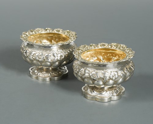 Lot 528 - A pair of George IV silver cauldron salts