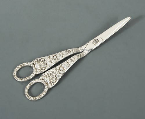 Lot 521 - A pair of George III silver grape scissors