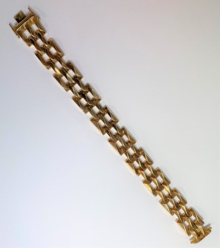 Lot 123 - An Italian made brick link bracelet