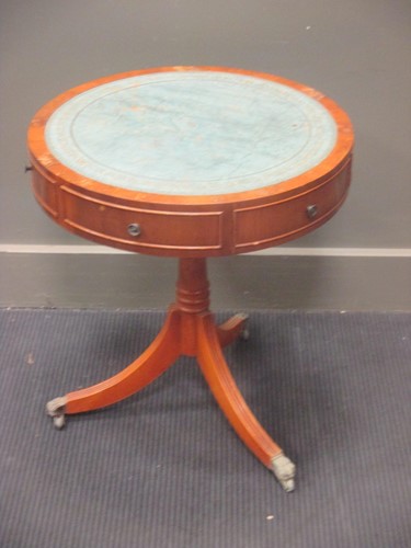 Lot 710 - A small drum-top table, 20th century