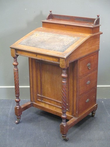 Lot 628 - A Victorian Davenport 95 x 55 x 57cm
