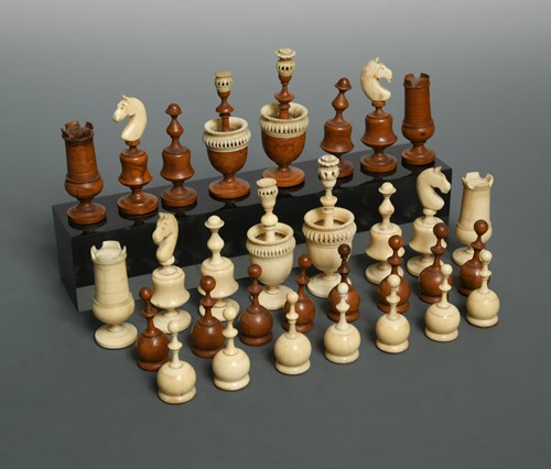 Lot 79 - A turned bone and boxwood 'Lyon' variant chess set, 19th century