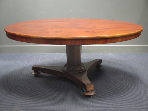 Lot 577 - A William IV mahogany circular breakfast table