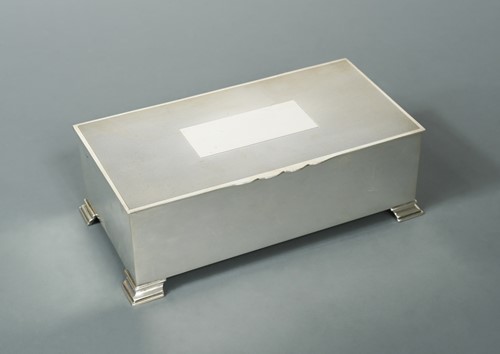 Lot 606 - A George VI silver table cigarette casket
