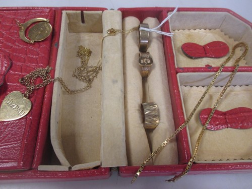 Lot 184 - A pink jewellery box containing a collection...