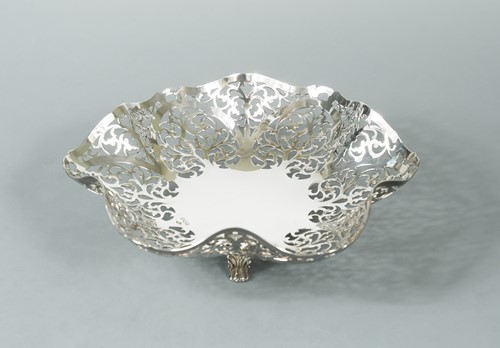 Lot 616 - A 20th Century silver pierced cake stand