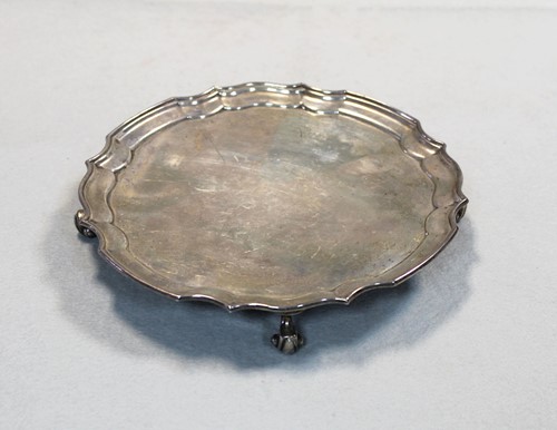 Lot 617 - A 20th Century silver waiter