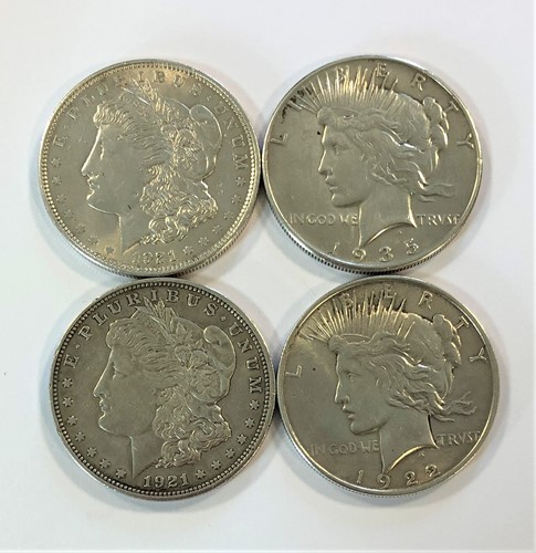 Lot 195 - Two 'Morgan' 1 dollar pieces and two 'Peace' 1 dollar pieces