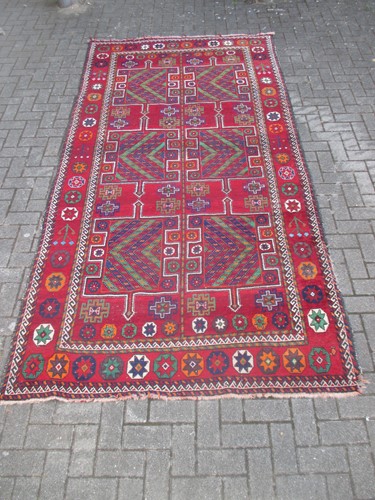 Lot 556 - A Kelly type carpet