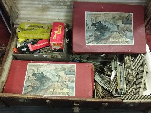 Lot 92 - A collection of Marklin and other OO gauge...