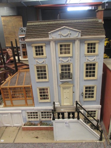 Lot 84 - A 20th century Georgian style doll's house