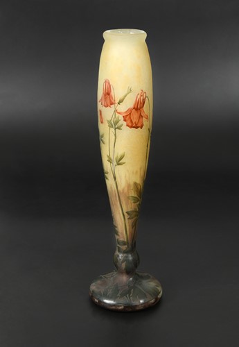 Lot 1 - Daum Frères, a Columbines pattern cameo glass vase