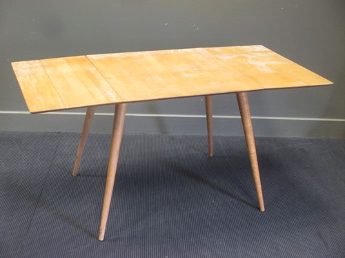 Lot 537 - A pale wood (possibly maple) extending table...