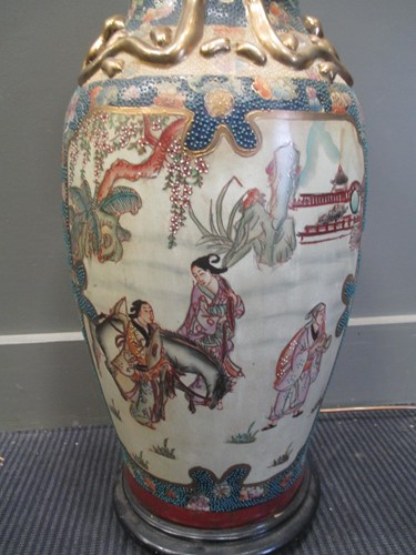Lot 167 - A large Japanese table lamp