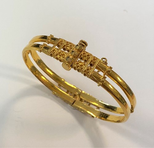 Lot 121 - An Indian hinged jali kada bangle