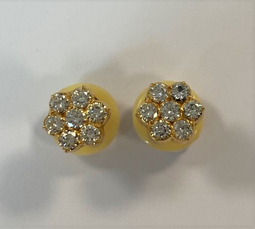 Lot 124 - A pair of diamond cluster earstuds