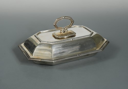 Lot 601 - A George V silver entrée dish and cover