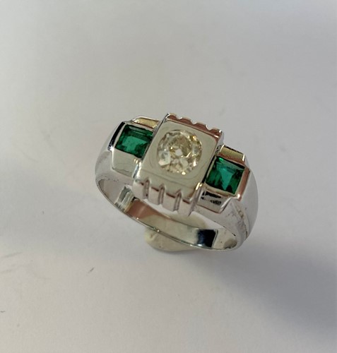 Lot 161 - An Art Deco style emerald and diamond ring