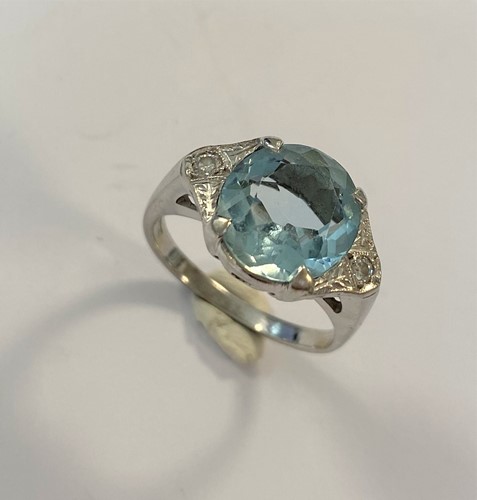 Lot 135 - An aquamarine and diamond ring