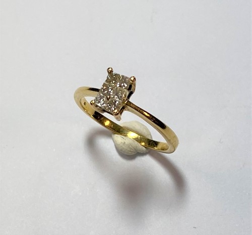 Lot 145 - A modern diamond cluster ring