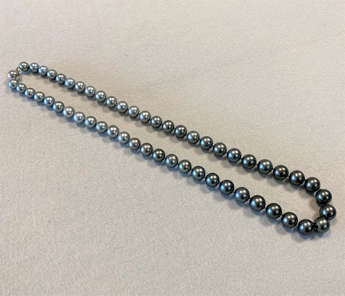 Lot 77 - A row of Tahitian South Sea cultured pearls graduating in colour and size