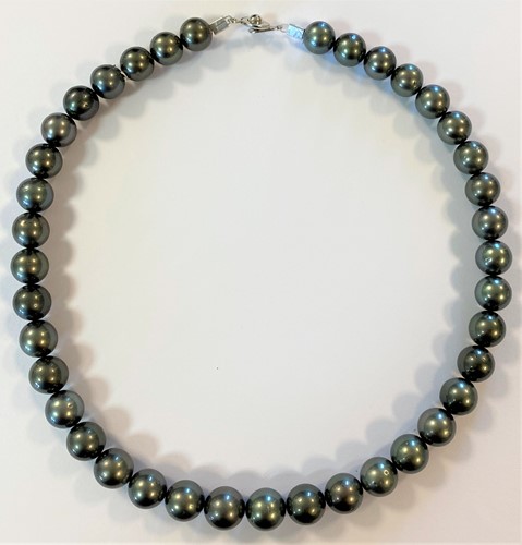 Lot 28 - A Tahitian South Sea cultured pearl necklace