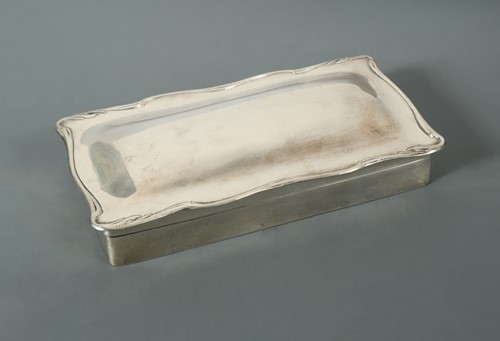 Lot 591 - An Edward VII silver table cigar box